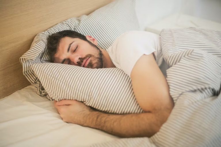 قبل الثامنة مساءً.. 4 أطعمة قد تساعد على النوم العميق وتحفّز إنتاج الميلاتونين طبيعياً توصيات عصبية توضّح كيف يساعد توقيت العشاء قبل الثامنة واختيار الكرز الحامض والفستق والجوز والبيض على تعزيز الميلاتونين وتحسين النوم.