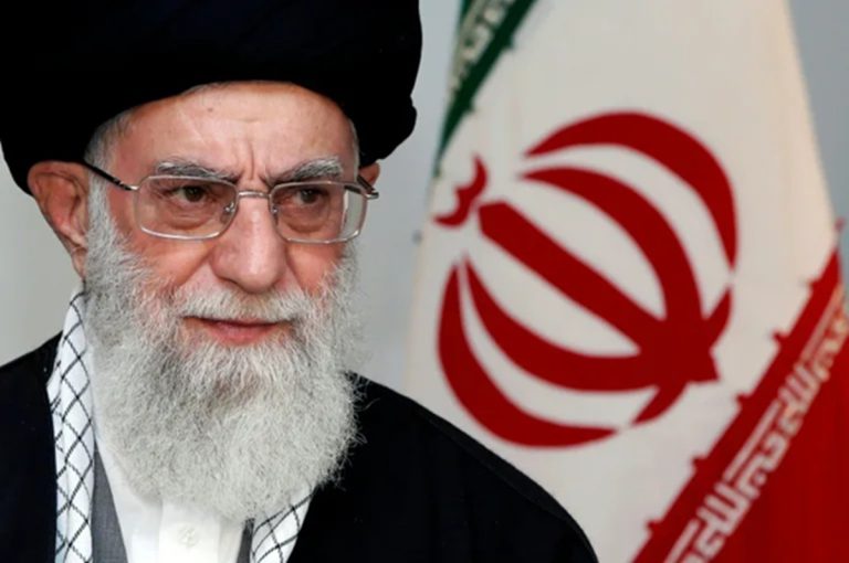غياب غامض للخليفة وعمامة فوق النعش.. طهران تبدأ تشييع خامنئي بحضور دولي حاشد! تشيّع إيران علي خامنئي في مراسم تستمر ستة أيام وسط حضور رسمي ودولي، بعد مقتله خلال الحرب الأميركية الإسرائيلية وترقب ظهور خليفته مجتبى.