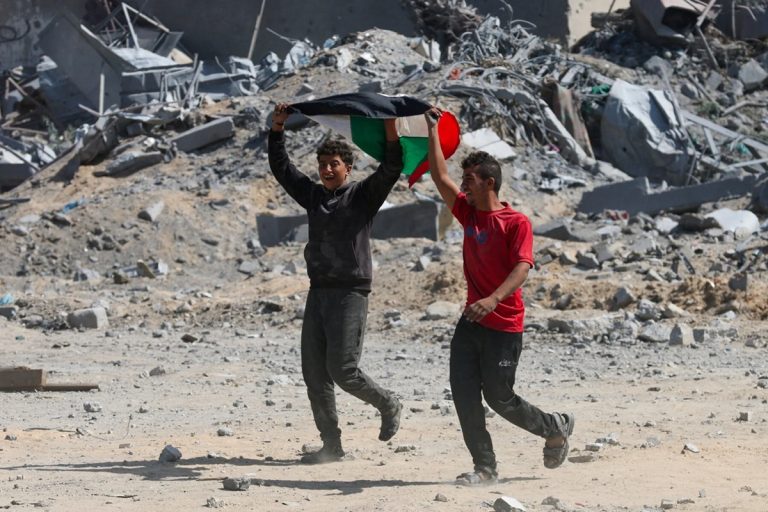 حماس توافق على إطار لتنفيذ مراحل وقف إطلاق النار في غزة، يشمل تسليم السلاح لإدارة تكنوقراطية وتمهيداً لانسحاب إسرائيلي وإعادة الإعمار.