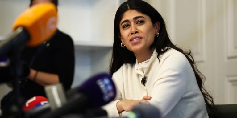 ريما حسن أمام القضاء الفرنسي بتهمة “تمجيد الإرهاب”.. ومعركة سياسية حول التضامن مع فلسطين تواجه النائبة الأوروبية ريما حسن محاكمة في فرنسا بتهمة الإشادة بالإرهاب، وسط اتهامات بمراقبة واسعة وضغوط قضائية لإسكات دعمها لفلسطين.