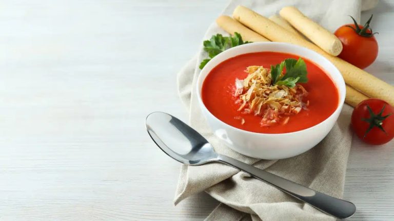 يكشف الخبر فوائد الغاسباتشو في ترطيب الجسم ودعم المناعة خلال الحر، مع تحذيرات من الإفراط اليومي وتأثيره على مرضى الكلى وزيادة مبيعاته بإسبانيا.