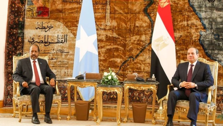 محور القوة الجديد: كيف يطوق الحلف “المصري-الصومالي-الإريتري” أطماع إثيوبيا البحرية؟ اتفاق بحري بين مصر والصومال يعزز التعاون في الموانئ والنقل وسط تنافس متصاعد على البحر الأحمر، ورسائل إقليمية لإثيوبيا بعد تحركاتها نحو منفذ بحري.
