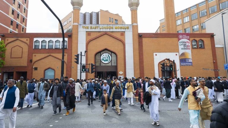 أكثر من 70 اعتداءً على المساجد في بريطانيا خلال عام.. تصاعد الإسلاموفوبيا يثير المخاوف تكشف أرقام جديدة تصاعد استهداف المساجد في بريطانيا وسط اتهامات للحكومة بالتباطؤ في توفير الحماية والتمويل لمواجهة جرائم كراهية المسلمين.