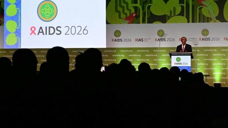 فضيحة دبلوماسية في مؤتمر عالمي.. خريطة خاطئة لأفريقيا أعدّها “تشات جي بي تي” تربك إدارة ترامب أثار عرض للخارجية الأمريكية في مؤتمر الإيدز بريو غضباً بعد خريطة أفريقية بأسماء دول خاطئة، فيما أقرت واشنطن بالمسؤولية دون اعتذار لشركائها.
