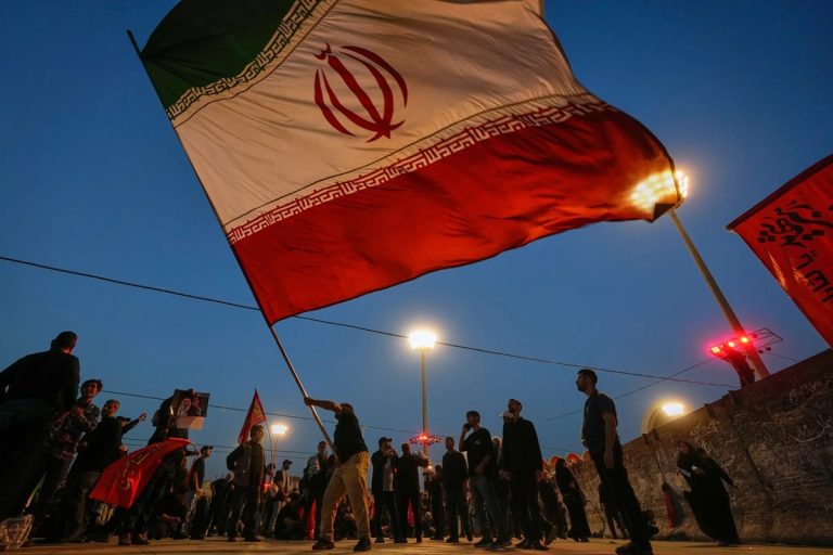 طهران بين الردع والحذر.. خطط للملاجئ ورسائل تستبعد مواجهة مفتوحة مع واشنطن يرجّح سياسيون إيرانيون بقاء التصعيد مع واشنطن محدوداً، فيما تدرس طهران توسيع الملاجئ ويدعو إصلاحيون لتجنب حرب طويلة.