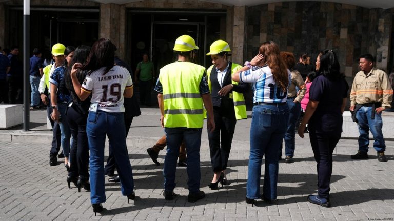 زلزال بقوة 7.4 درجات يضرب جنوب المكسيك وتحذير من تسونامي محتمل زلزال بقوة 7.4 يضرب جنوب المكسيك قرب تشياباس والحدود مع غواتيمالا، والسلطات تفعّل المراقبة دون تقارير عن وفيات أو أضرار جسيمة حتى الآن.