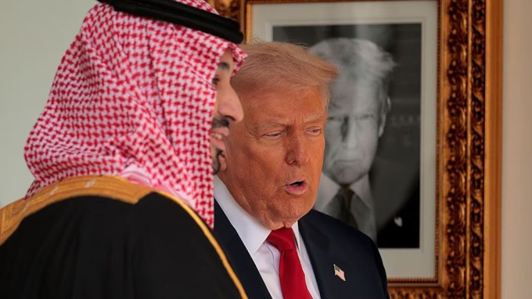 التطبيع لم يكن مطروحًا خلال مفاوضات النووي السعودي الأمريكي.. والاتفاق أصبح رهينة إسرائيل ترامب يعيد ربط الاتفاق النووي السعودي الأمريكي بالتطبيع مع إسرائيل، وسط جدل محتدم حول تخصيب اليورانيوم ومخاوف من سباق نووي إقليمي.