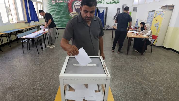 الجزائر في يوم الاقتراع.. سباق نحو البرلمان وسط تحديات لقمة العيش وهاجس ‘العزوف الانتخابي الجزائر في يوم الاقتراع.. سباق نحو البرلمان وسط تحديات لقمة العيش وهاجس ‘العزوف الانتخابي