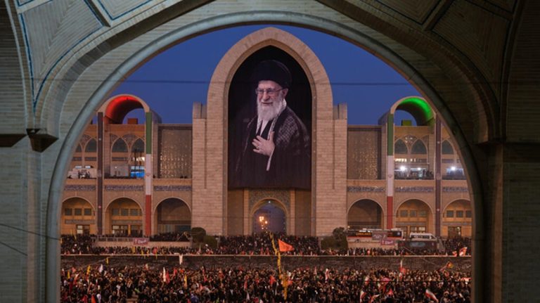 لم تكن مجرد تلاوات جنائزية.. كيف حوّلت إيران آيات القرآن في جنازة خامنئي إلى رسائل سياسية مشفّرة؟ في جنازة خامنئي بطهران، حملت تلاوات القرآن رسائل سياسية للحلفاء والخصوم، عكست ثقة إيران بعد الحرب ورؤيتها لموازين القوة