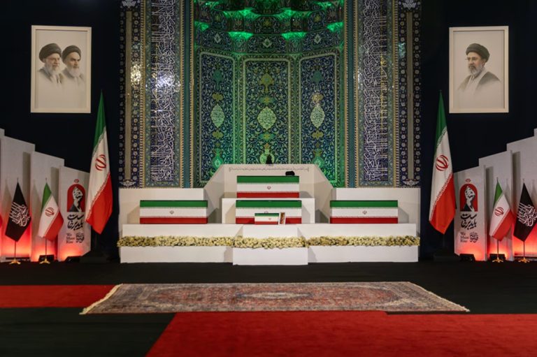 ملايين الإيرانيين يودّعون خامنئي في جنازة تاريخية تمتد 6 أيام بمشاركة وفود من أكثر من 100 دولة وترقّب لظهور مجتبى تشيّع إيران علي خامنئي في مراسم تمتد ستة أيام وسط حشود ضخمة بطهران وحضور دولي واسع، بينما يترقب الداخل أول ظهور لمجتبى خامنئي كمرشد جديد.