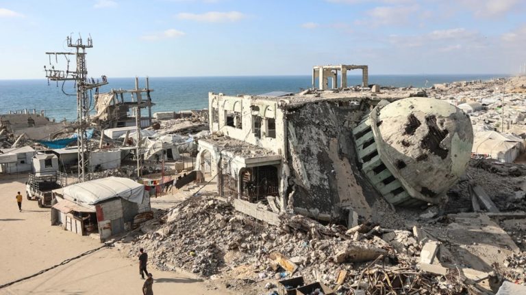 غزة على حافة جولة جديدة من الحرب.. إسرائيل تربط التصعيد بمصير سلاح حماس تتوقع إسرائيل استئناف القتال في غزة خلال شهرين إذا اعتبر مجلس السلام أن حماس خرقت الهدنة، وسط مخاوف من غارات جديدة قبل انتخابات أكتوبر.