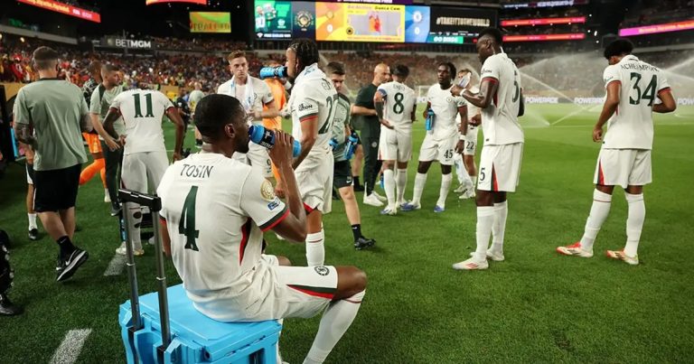 توقفات التبريد في مونديال 2026 تحمي اللاعبين من الحر، لكنها تمنح الكبار فرصة لإعادة ضبط الخطط وقلب الزخم أمام المنتخبات العربية والصاعدة.