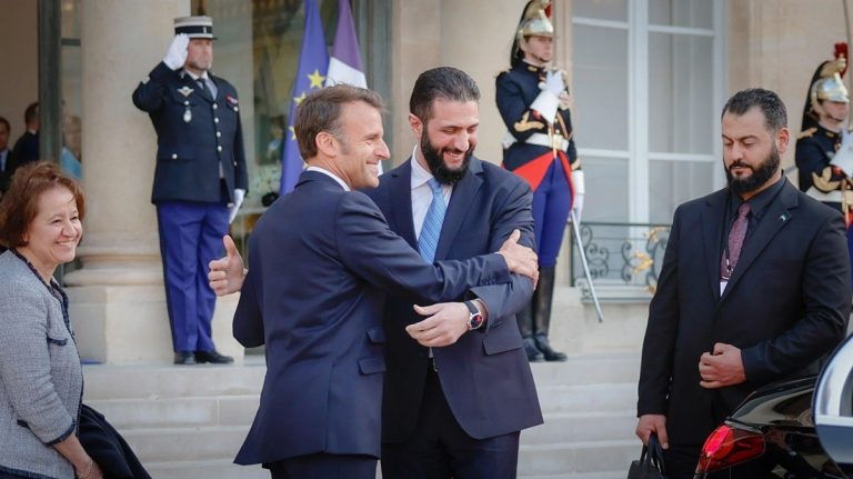 دمشق تستقبل ماكرون.. زيارة تاريخية تفتح باب الإعمار والاستثمارات الفرنسية ماكرون يعتزم زيارة سوريا برفقة مستثمرين فرنسيين لدعم إعادة الإعمار