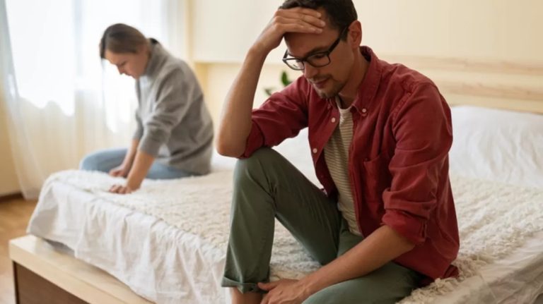 7 علامات تحذيرية تسبق الطلاق بسنوات.. هل يمكن إنقاذ العلاقة قبل فوات الأوان؟ علامات مبكرة قد تنذر بانهيار العلاقة الزوجية قبل الطلاق بسنوات، من النقد والازدراء إلى الانسحاب العاطفي، وخطوات للتعامل معها قبل فوات الأوان.