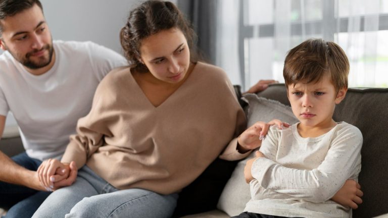 6 أخطاء تربوية قد تضعف شخصية طفلك.. كيف تربي أبناء مستقلين وواثقين بأنفسهم؟ تقرير يوضح كيف تتحول الحماية الزائدة وغياب الحدود واستخدام الذنب إلى ممارسات تربوية تعزز اعتماد الأطفال عاطفياً وتضعف استقلالهم مستقبلاً.