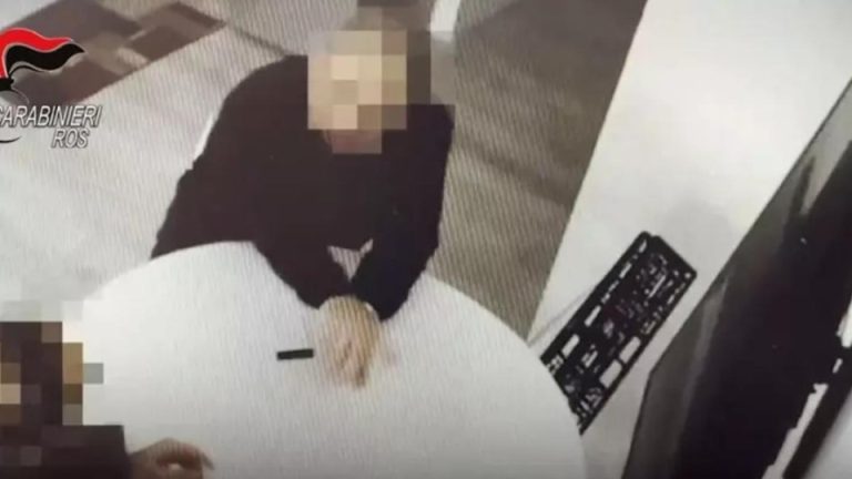 اختراق في قلب روما: تفكيك شبكة تجسس روسية جندت عملاء استخبارات وعسكريين إيطاليين.. اعتقال عنصرين سابقين في الاستخبارات الإيطالية بروما بتهمة تسريب وثائق دفاعية سرية لروسيا، في قضية تجسس وصفها وزير الدفاع بأنها حرب هجينة يومية.