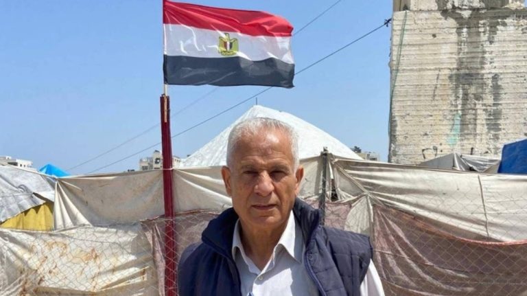 غارة إسرائيلية تقتل محمد فواز الوحيدي مسؤول اللجنة المصرية للإغاثة في غزة قبل عرض مباراة مصر والأرجنتين غارة إسرائيلية في حي الصبرة بغزة تقتل محمد فواز الوحيدي، مسؤول العلاقات في اللجنة المصرية للإغاثة، قبل ساعات من فعالية لمشاهدة كأس العالم.