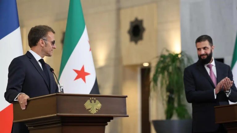 لماذا يتجاوز ماكرون وترامب ماضي الرئيس السوري الجهادي؟ حسابات السياسة والمصالح تتقدم.. مع انفتاح دمشق على الغرب وزيارة ماكرون، تبرز سوريا كحلقة محتملة في ممرات تجارة وطاقة تتجاوز هرمز، وسط تنافس تركي إسرائيلي وشكوك حول استقرارها.