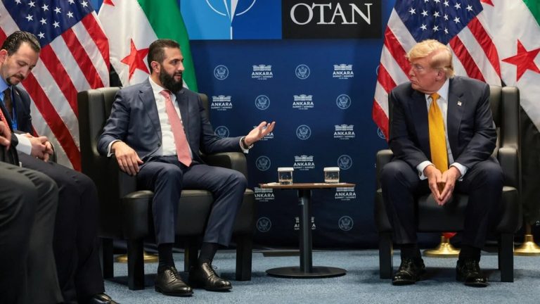 لقاء ترامب والشرع في أنقرة.. مكسب سياسي للرئيس السوري ورسائل أمريكية تتجاوز قمة الناتو لقاء ترامب والشرع في أنقرة يمنح دمشق دفعة سياسية نادرة، مع إشادات أميركية ومساعٍ لرفع سوريا من قائمة الإرهاب وفتح باب الاستثمار الأجنبي.