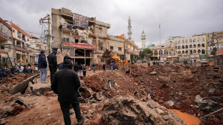الحرب في لبنان تترك النازحين بين الخيام والقلق.. أزمة صحة نفسية تتفاقم تحت ضغط الجوع والتهجير يكشف نازحون في لبنان وطبيب نفسي حجم الانهيار النفسي جراء الحرب والنزوح، وسط نقص الغذاء والرعاية وارتفاع الاكتئاب والقلق بين العائلات.