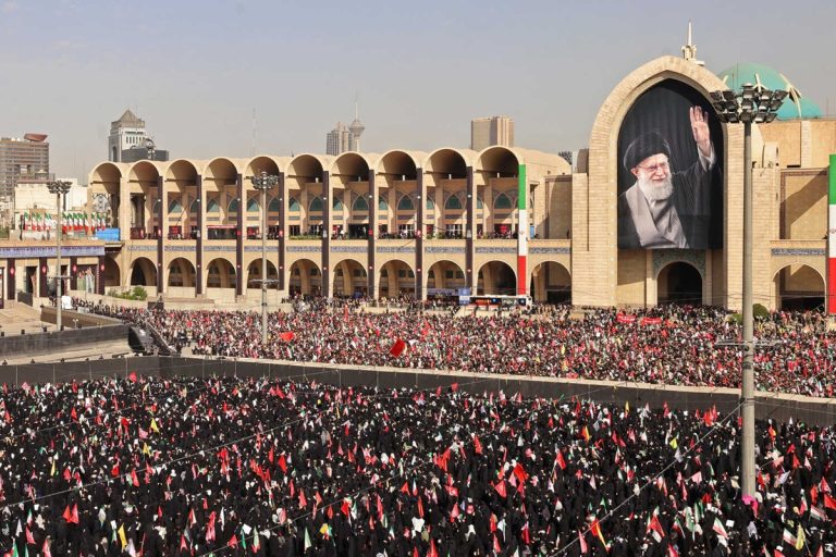 جثمان خامنئي يصل مشهد .. انتهاء أسبوع جنائزي تاريخي ومؤسسة الحكم تواجه عاصفة “الخلافة والحرب” إيران تختتم مراسم تشييع خامنئي بدفنه في مشهد وسط حشود غاضبة وتصاعد التوتر مع واشنطن وتل أبيب، فيما تترقب البلاد ملامح مرحلة ما بعده