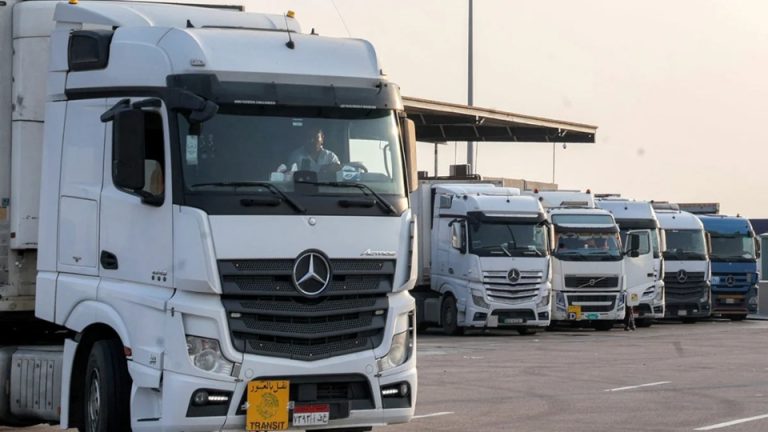شلل مالي وبري بين الرياض وأبوظبي! تقارير دولية تكشف أزمة تكدس الشاحنات على الحدود وتعطل الحوالات البنكية.. تأخيرات على حدود السعودية والإمارات وتعثر تحويلات مصرفية تكشف تصاعد التوتر بين الجارين الخليجيين وتداعياته على التجارة وسلاسل الإمداد.