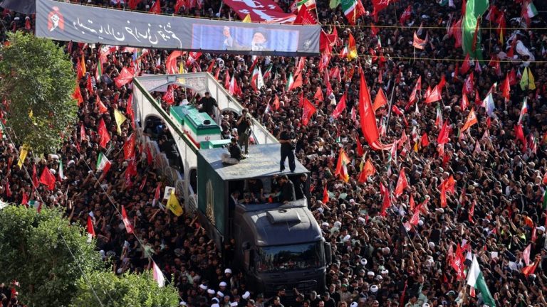أكبر موكب تشييع في التاريخ! وسائل إعلام إيرانية تقدر مشاركي جنازة خامنئي بأكثر من 41 مليون شخص.. بعد مشاركة أكثر من 40 مليوناً في مراسم امتدت بين إيران والعراق، دُفن علي خامنئي في مشهد وسط هتافات انتقام وتصاعد التوتر مع واشنطن وتل أبيب.