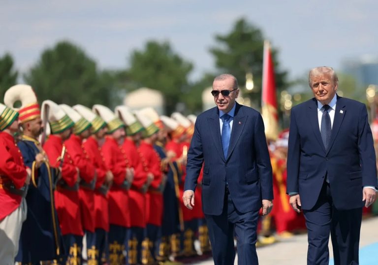 كيمياء السلاح والذهب: كيف تمهد هدية أردوغان لرفع عقوبات “كاتسا” الأمريكية عن تركيا؟ أهدى أردوغان قادة الناتو مسدسات تركية مخصصة خلال قمة أنقرة، فيما كشفت مصادر أن نسخة ترامب تميزت بقبضة مطلية بالذهب وذخيرة حية خاصة.