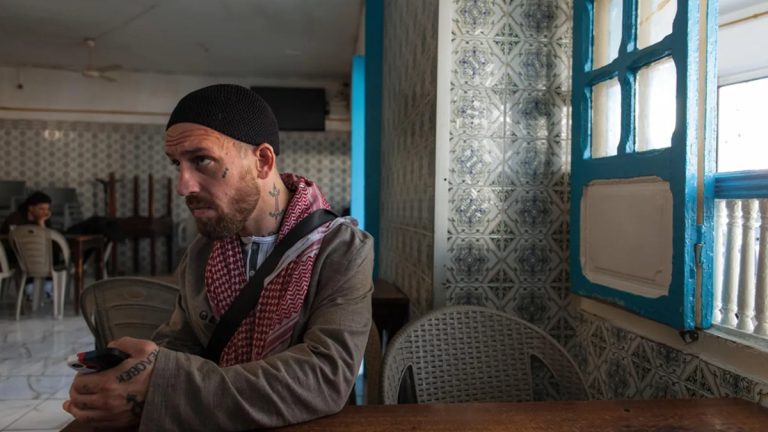 اعتقال الناشط الأميركي فيرغي تشامبرز بإسبانيا بطلب تسليم من واشنطن، وسط اتهامات بغسل أموال ودعم تحركات ضد إلبيت وتأكيد مؤيديه أن القضية سياسية.