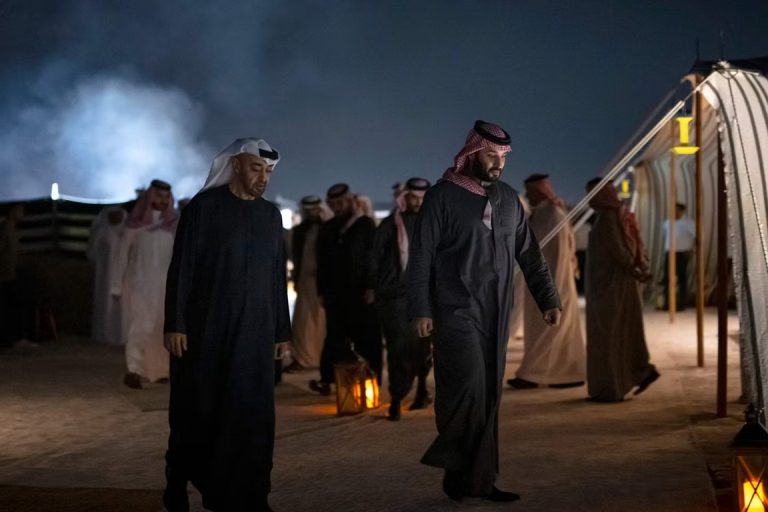 الخلاف السعودي الإماراتي يربك الشركات الغربية.. بنوك ومحامون يستعدون لسيناريو الاختيار بين الرياض وأبوظبي تصاعد الخلاف الاقتصادي بين السعودية والإمارات يدفع شركات وبنوكاً عالمية لوضع خطط طوارئ ومراجعة عقودها، وسط مخاوف على الأعمال في الخليج.