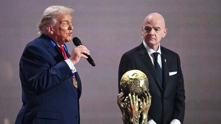 كأس العالم 2026 تحت النار.. كيف حوّلت السياسة الأمريكية بطولة فيفا إلى أكثر النسخ إثارة للجدل؟ تقرير يرصد كيف خيّمت السياسة الأميركية على مونديال 2026، من قيود السفر وترحيل حكم صومالي إلى تدخلات ترامب وقرارات تحكيمية أثارت غضب الجماهير.