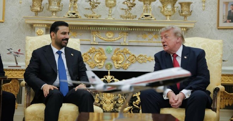 ترامب يستقبل رئيس وزراء العراق علي الزيدي ويشيد به: “زعيم عظيم وسيبقى طويلاً” ترامب يستقبل رئيس وزراء العراق علي الزيدي في البيت الأبيض وسط تصعيد مع إيران وضغوط أميركية على بغداد لنزع سلاح الميليشيات الموالية لطهران.