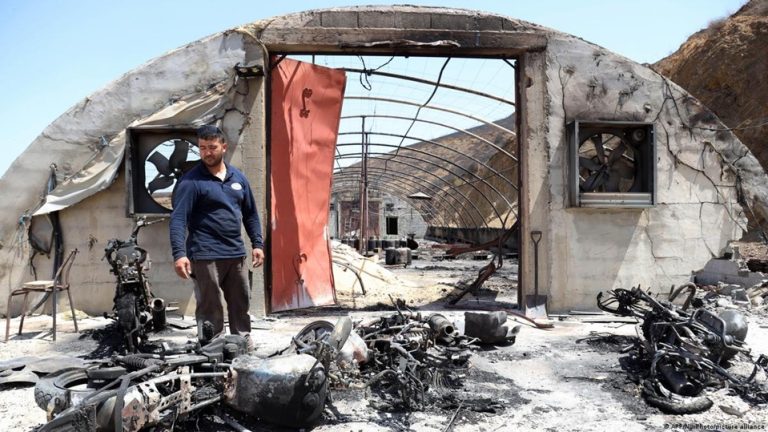 لقي 11 طفلاً مصرعهم وأصيب نحو 20 آخرين في حريق بدار أيتام بالعاصمة الجزائرية، وسط استمرار جهود الإطفاء والإنقاذ لمعرفة ملابسات الحادث.