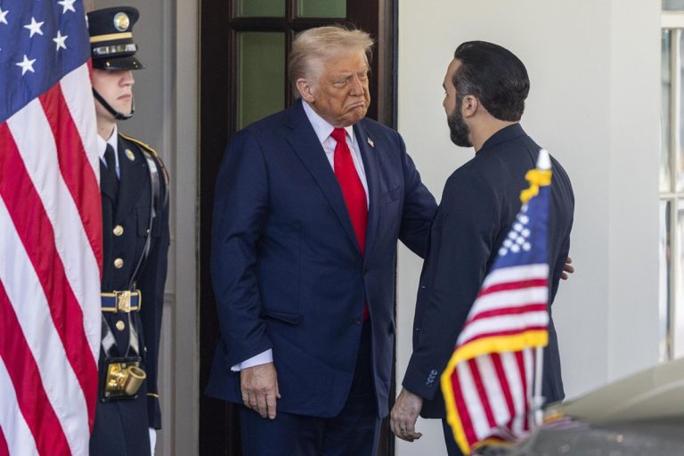خلف الأبواب المغلقة بالبيت الأبيض.. لقاء ترامب وأبو كيلة يثير التكهنات بعد إعلان “الولاية الثالثة” استقبل ترامب حليفه ناييب بوكيلي في البيت الأبيض باجتماع مغلق، بعد أيام من إعلان رئيس السلفادور سعيه لولاية ثالثة وسط جدل دستوري وحقوقي.