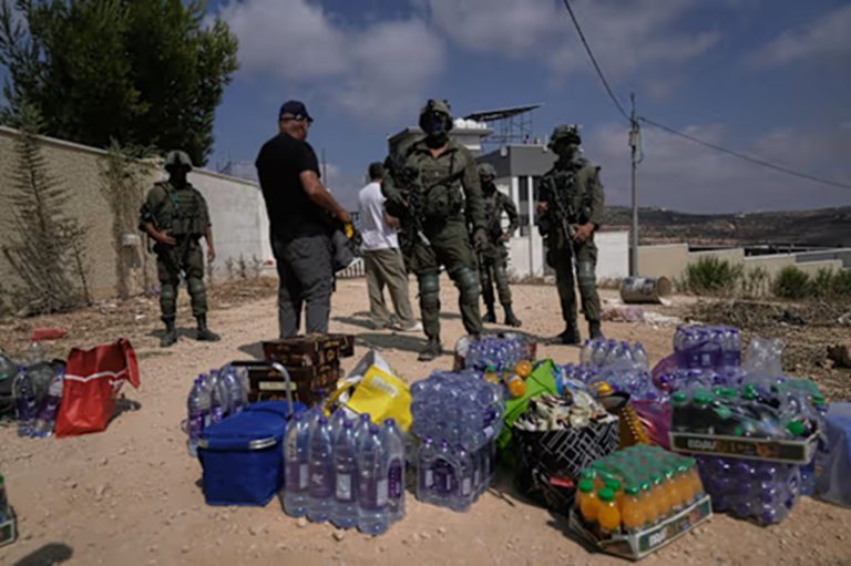 حصار قُصرة يدخل يومه الثاني عشر.. عائلات فلسطينية تواجه الجوع والعطش تحت حصار المستوطنين في قصرة جنوب نابلس، تواجه ثلاث عائلات فلسطينية حصاراً لليوم الـ12، مع نفاد الغذاء ومنع الجيش الإسرائيلي وصول المساعدات وسط اعتداءات المستوطنين.
