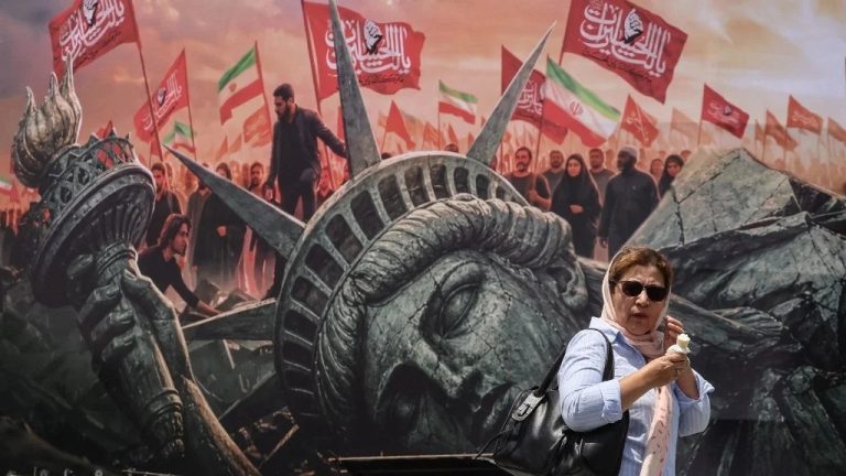 إيران تحذر واشنطن: أي هجوم جديد سيواجه برد حاسم.. والتوتر يعود إلى الخليج طهران تتوعد برد حاسم بعد قصف لارك، فيما يحذر قادة أمريكيون من إرهاق القوات واتساع كلفة التصعيد في الخليج ومضيق هرمز وسط مخاوف إقليمية.