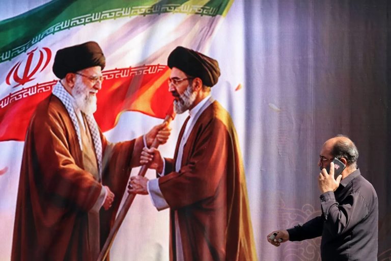 تعيين محسن رضائي على رأس مجلس الأمن القومي الإيراني يكشف تصاعد الخلاف داخل طهران حول مذكرة التفاهم مع واشنطن ودور المحافظين في القرار.