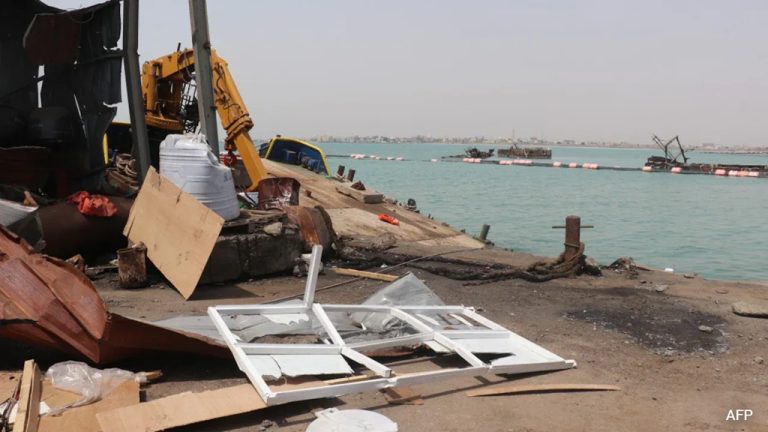 تصعيد حوثي خطير في اليمن.. صواريخ ومسيرات تضرب مأرب وميناء المخا وتوقف التجارة تصعيد حوثي يستهدف مأرب وميناء المخا بصواريخ ومسيرات، يسفر عن إصابات وأضرار مدنية ويوقف العمليات التجارية بخسائر تقدر بـ16 مليون دولار.
