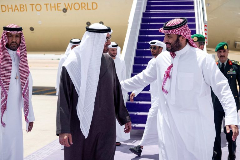 السعودية تشدد الرقابة على التحويلات المالية إلى الإمارات وسط تصاعد التوتر بين البلدين تشديد سعودي غير معلن على التحويلات المالية إلى الإمارات يثير مخاوف الشركات، وسط خلافات خليجية متصاعدة تشمل النفط واليمن والحرب على إيران.