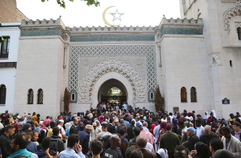 فرنسا تجدد الجدل حول تنظيم الإسلام: اتهامات للنصوص الدينية وإغلاق مساجد جديدة قرار قضائي يؤيد إغلاق مسجد التقوى قرب باريس يثير جدلاً واسعاً حول حدود العلمانية الفرنسية واتهامات باستهداف النصوص الإسلامية وحرية العبادة.