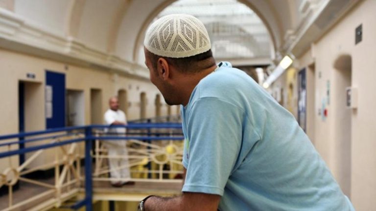 تقارير بريطانية تكشف مزاعم إجبار سجناء بيض على اعتناق الإسلام داخل السجون البريطانية على يد عصابات متطرفة ارتفاع لافت في عدد السجناء البيض المسلمين بإنجلترا وويلز يثير مطالب بتحقيق في ضغوط عصابات داخل السجون واتهامات بفرض اعتناق الإسلام.