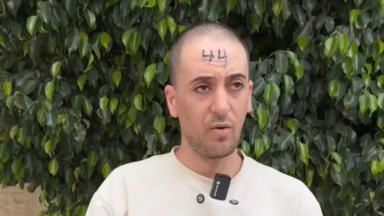 جنود إسرائيليون يرقّمون معتقلين فلسطينيين على جباههم وسط انتقادات حقوقية واسعة خلال اقتحام قباطية قرب جنين، وثّقت شهادات فلسطينية ترقيم محتجزين على الجباه والأذرع قبل استجوابهم، وسط اتهامات بترهيب السكان.