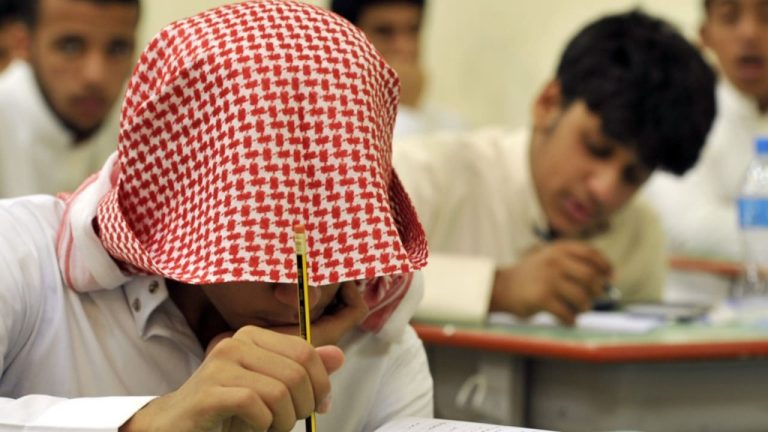 تعديلات المناهج السعودية تثير الجدل بعد حذف عبارة “لن يتخلى المسلمون عن القدس” منظمة إسرائيلية تشيد بتعديلات في المناهج السعودية حول القدس وفلسطين، لكنها تنتقد استمرار وصف إسرائيل بالاحتلال وسرد محاولة صهيونية لرشوة ابن سعود.