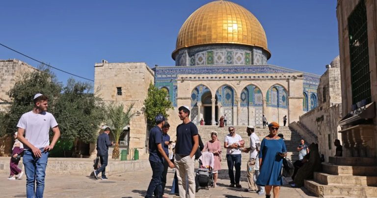 إسرائيل تسمح لأول مرة بإدخال كتب صلاة يهودية إلى المسجد الأقصى.. تصعيد جديد يهدد “الوضع القائم” سماح الشرطة الإسرائيلية بإدخال كتب صلاة يهودية إلى الأقصى يثير مخاوف من تغيير الوضع التاريخي وتصعيد القيود على الفلسطينيين ودور الأوقاف.