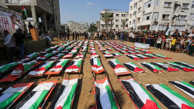 في غزة، شيّعت عائلات 112 فلسطينياً انتُشلت رفاتهم من تحت ركام غارة إسرائيلية عام 2023، فيما يتواصل البحث عن آلاف المفقودين وسط ألم متجدد.