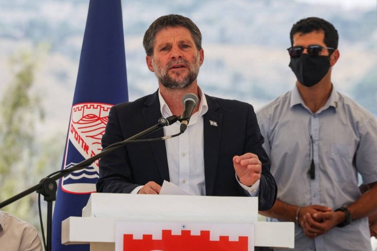 دعا سموتريتش لإقامة 3 مستوطنات شمال غزة، بينما تتواصل الضربات الإسرائيلية وسقوط ضحايا فلسطينيين وسط تقارير عن دعم عسكري أميركي إضافي.