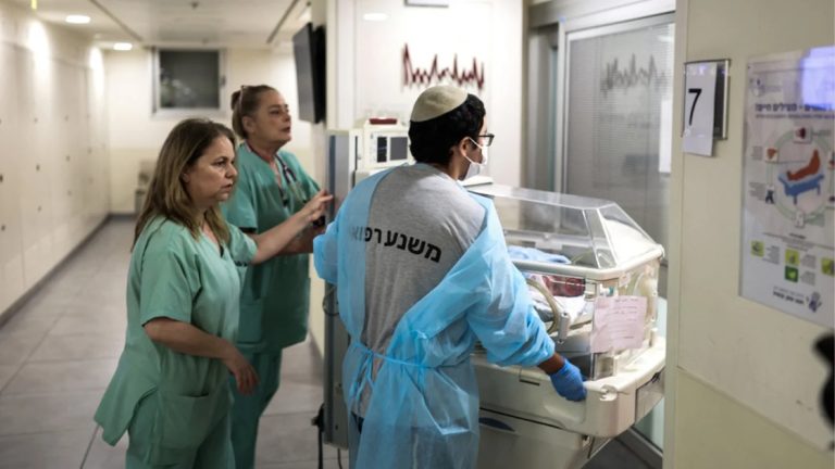 مسعفون فلسطينيون في إسرائيل يواجهون حملة تحريض بسبب مزاعم غير مثبتة عن إساءة معاملة مرضى لجنة المتابعة لفلسطينيي الداخل تتهم وزيرين إسرائيليين بتأجيج التحريض على طواقم عربية في مستشفى رمبام بحيفا بعد مزاعم غير مثبتة عن إساءة لجنود.