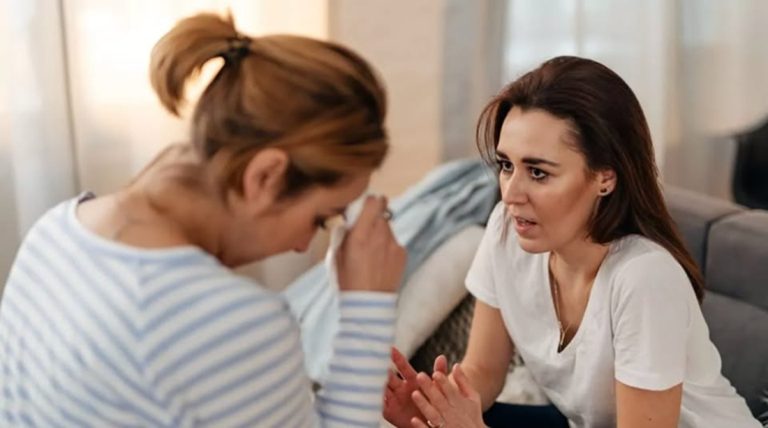 يكشف طبيب نفسي 7 عبارات تساعد على تفكيك التعليقات العدوانية السلبية بهدوء، وتحويل التوتر في العمل أو الأسرة إلى حوار مباشر أكثر وضوحاً.