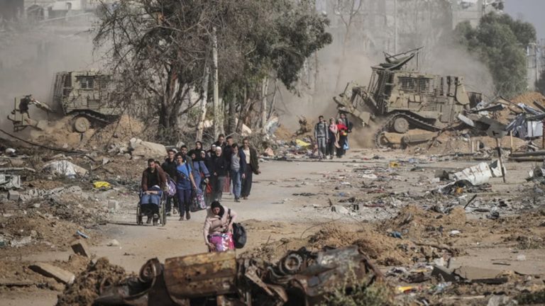 جنرال إسرائيلي سابق يدعو لإبقاء غزة مدمرة لعقود: “اليأس الفلسطيني يخدم إسرائيل” جيورا آيلاند يدعو لإبقاء غزة مدمرة لعقود، معتبراً اليأس الفلسطيني مصلحة لإسرائيل، ومطالباً بسيطرة دائمة خلف الخط الأصفر.
