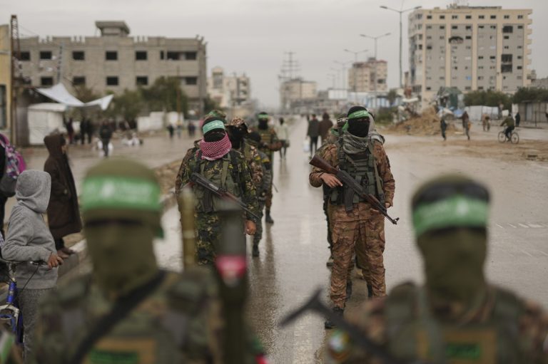 استطلاع فلسطيني يكشف مخاوف واسعة من عودة حرب غزة بعد نزع سلاح حماس استطلاع يكشف أن غالبية الفلسطينيين ترفض نزع سلاح حماس قبل انسحاب إسرائيل من غزة، وسط مخاوف من تجدد الحرب وتراجع الثقة بالقيادة وخطة واشنطن.